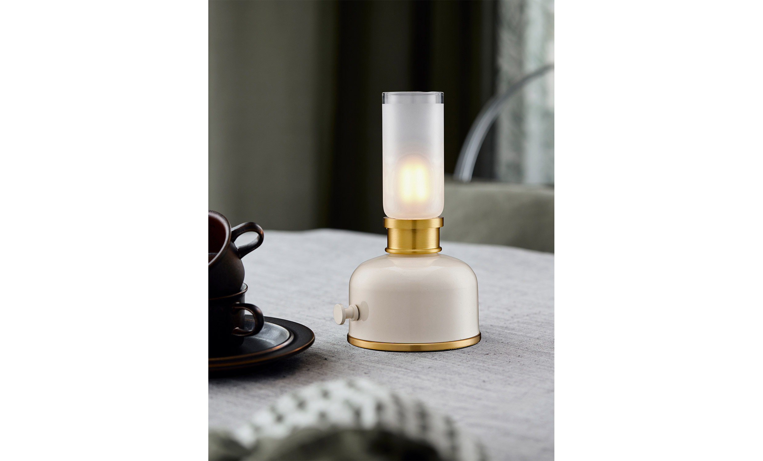 FRIDA Bordslampa Laddbar Beige