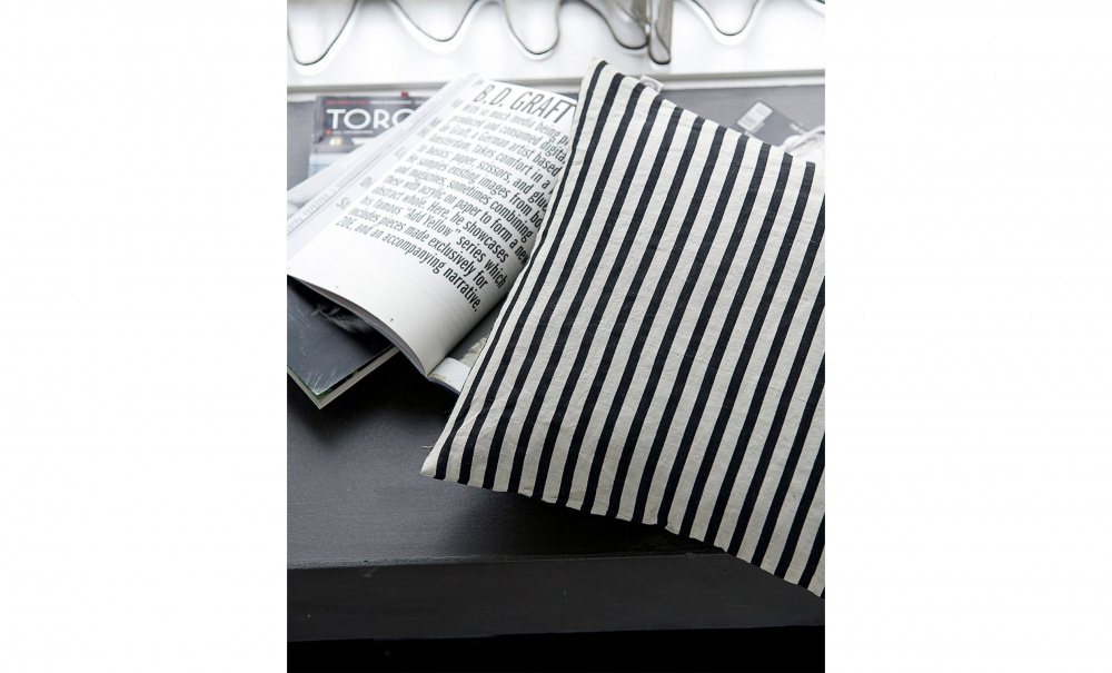 STRIPE Kuddfodral 50x50 Svart/Gr i gruppen Mattor & Textil / Prydnadskuddar / Kuddfodral hos SoffaDirekt.se (203531092)