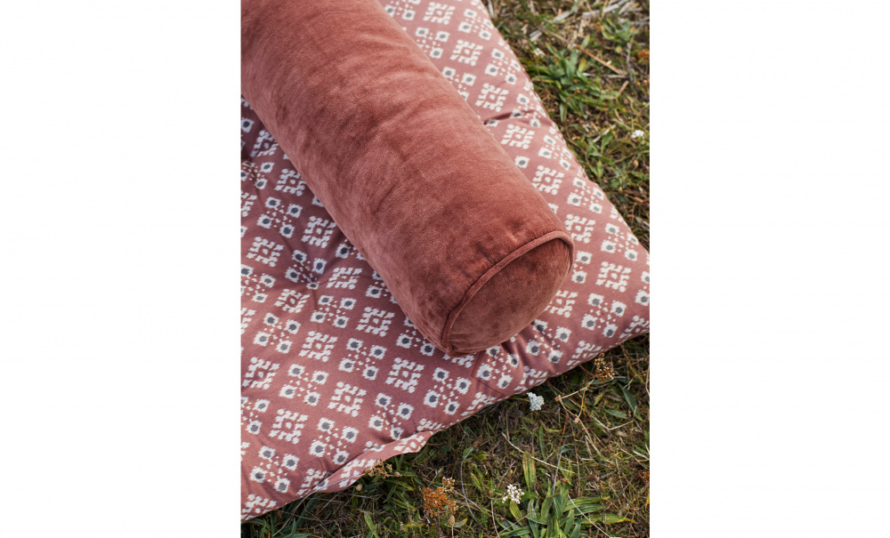 VELVET Kudde 20x50 Rosa i gruppen Mattor & Textil / Prydnadskuddar hos SoffaDirekt.se (BLO-2050-249)